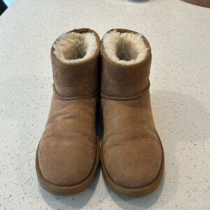 Ugg mini. Chestnut brow. Size 8. EUC